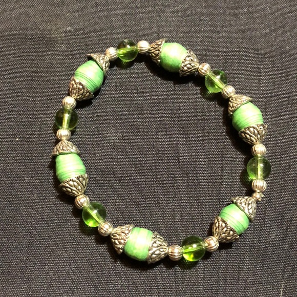 Green and silver colored bracelet - Picture 2 of 6
